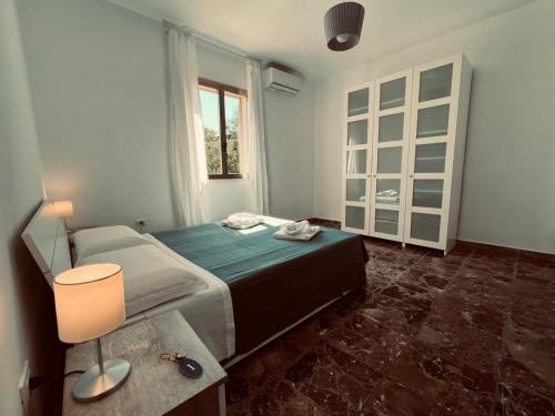 una camera con letto, tavolo e finestra di Camelì Rooms & Holidays a Leporano