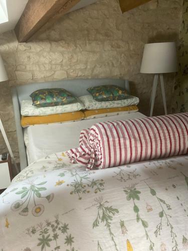 Postel nebo postele na pokoji v ubytování La grange , deluxe double room with shower