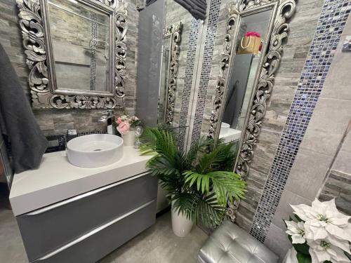 łazienka z umywalką i lustrem w obiekcie LUXURY room en MADRID w Madrycie
