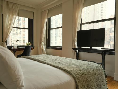Ein Bett oder Betten in einem Zimmer der Unterkunft The Ned NoMad