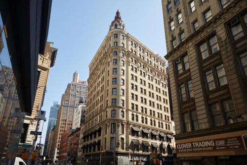 um edifício alto numa rua da cidade com edifícios altos em The Ned NoMad em Nova York