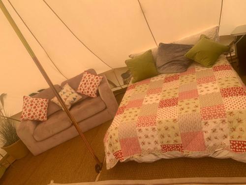 Ein Bett oder Betten in einem Zimmer der Unterkunft Bankfoot Farm Glamping 3