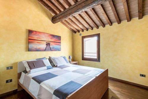 - une chambre avec un grand lit dans l'établissement Residence dei Frutti pieno centro - Il Cedro, à Padoue