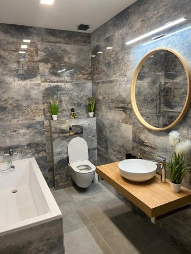 une salle de bain avec un lavabo, des toilettes et une baignoire dans l'établissement Apartmány U Jelena 3, à Český Krumlov