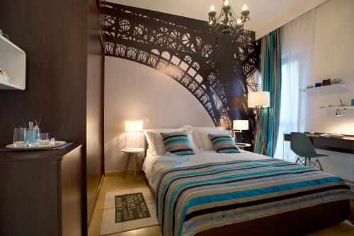 - une chambre avec un lit orné d'une fresque murale représentant la tour Eiffel dans l'établissement Rooms Indigo Bundek, à Zagreb