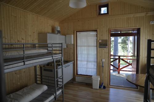 Двох'ярусне ліжко або двоярусні ліжка в номері Gröna Uddens Camping