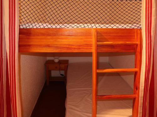 - un lit superposé en bois avec une échelle dans l'établissement Studio skis aux pieds avec balcon, centre station - FR-1-322-466, aux Orres