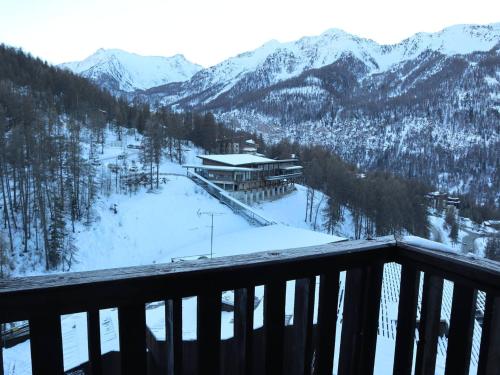 Studio skis aux pieds avec balcon, centre station - FR-1-322-466