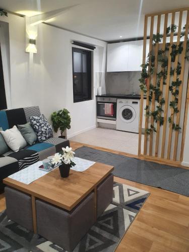 un salon avec un canapé et une table dans l'établissement Charme appart près de Paris& CDG&Parc d'exposition, à Aulnay-sous-Bois