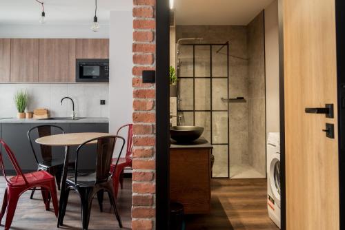 uma cozinha e sala de jantar com mesa e cadeiras em Loft em Szczecin