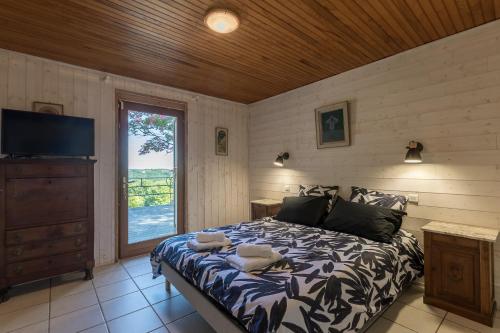una camera con letto, TV e finestra di Vila avec, piscine, tennis. a Rivaux