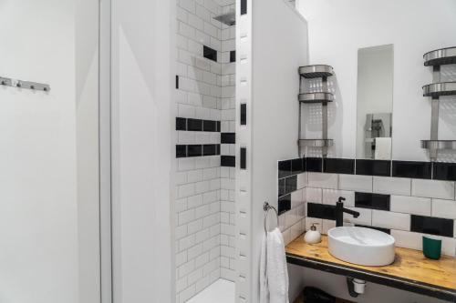 une salle de bain avec un lavabo et une douche dans l'établissement Duplex Street-Art Centre-Ville Netflix Disney by Rentabao, à Avignon