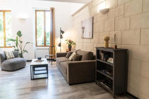 uma sala de estar com um sofá e uma mesa em Duplex Street-Art Centre-Ville Netflix Disney by Rentabao em Avignon