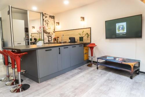 een badkamer met een wastafel en een spiegel bij Duplex Street-Art Centre-Ville Netflix Disney by Rentabao in Avignon