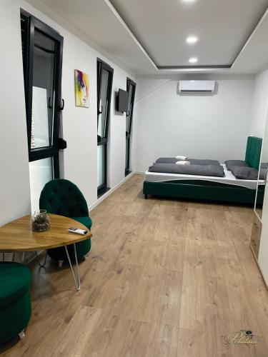 a room with a bed and a table and chairs at Motel Platani Kotor Varoš in Kotorište