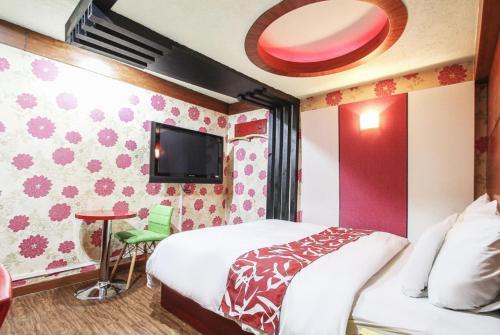 Llit o llits en una habitació de Couple Motel