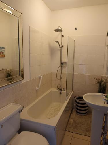 Koupelna v ubytování King Arthur Suite, #26 Plas Darien, Lon Isalt, Treaddur Bay, Anglesey LL65 2UP