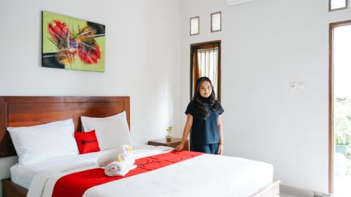 Postel nebo postele na pokoji v ubytování RedDoorz at Ampenan Mataram Lombok