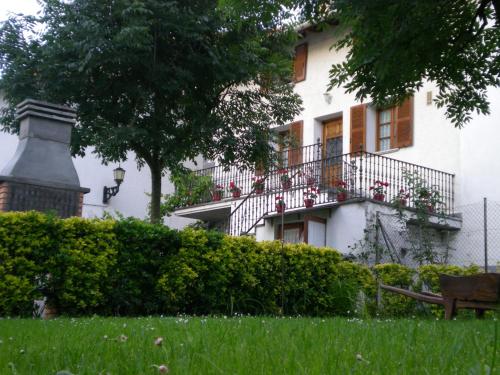 a white building with a balcony with flowers on it at AZTIETA CASA RURAL in Leitza