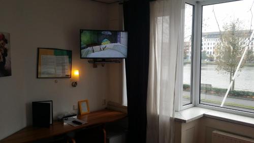 TV a/nebo společenská místnost v ubytování Hotel Baan