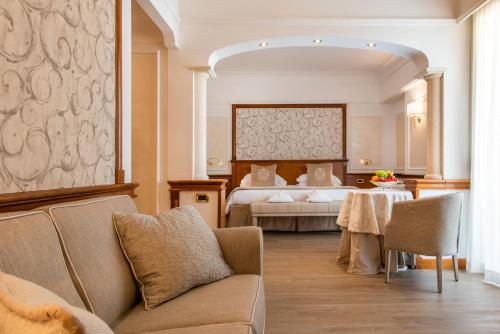 En sittgrupp på Grand Hotel Terme & Spa