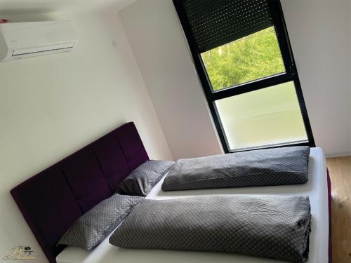 a bedroom with two beds and a window at Motel Platani Kotor Varoš in Kotorište
