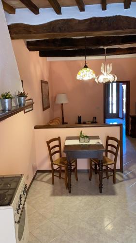 ピティリアーノにあるAppartamenti del Ceccottinoのキッチン、ダイニングルーム(テーブル、椅子付)
