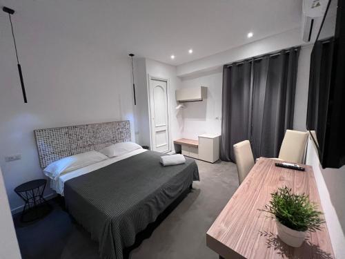 een kleine slaapkamer met een bed en een tafel bij Villa Chiara Taormina in Taormina