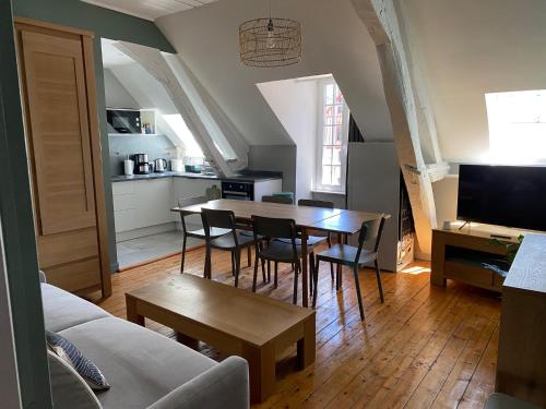 un salon avec une table et des chaises et une cuisine dans l'établissement Studio 2 pers ou Appartement 4-7 pers Quartier Cathédrale, à Autun