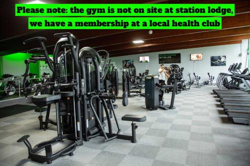 - une salle de sport avec des tapis de course et des machines dans l'établissement Station Lodge - FREE off-site Health Club access with Pool, Sauna, Steam Room & Gym, à Windermere