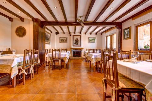 een restaurant met tafels en stoelen in een kamer bij Casa Lamadrid in Cahecho