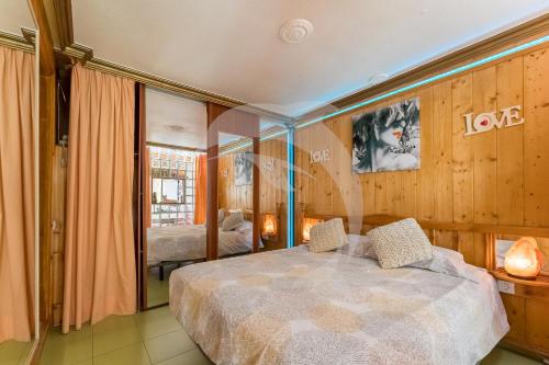 sypialnia z łóżkiem w pokoju w obiekcie Apartamentos Los Delfines w mieście El Médano