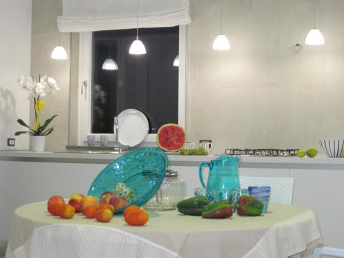 - une table avec un bol de fruits dans la cuisine dans l'établissement La scogliera, à Petrosino