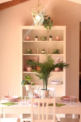 a dining room with a table with plants on a shelf at Le Terrazze dell'Etna Appartmento in villa in Ragalna