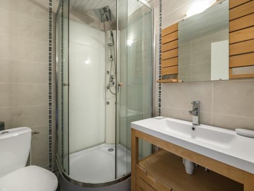 W łazience znajduje się prysznic, umywalka i toaleta. w obiekcie Studio Courchevel 1650, 1 pièce, 3 personnes - FR-1-563-62 w Courchevel