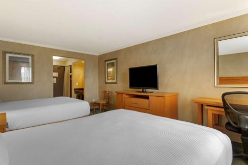 Televisyen dan/atau pusat hiburan di Best Western Davison Inn