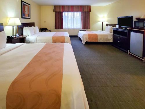 Habitación de hotel con 2 camas y TV en Quality Inn & Suites Anaheim at the Park en Anaheim