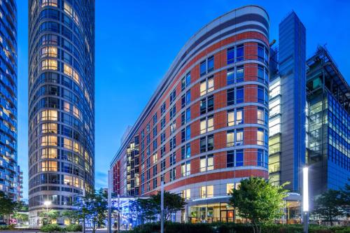 dois edifícios altos numa cidade à noite em Radisson Blu New Providence Wharf Hotel, London em Londres