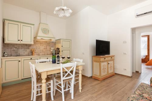 a kitchen and dining room with a table and chairs at Casa Vacanze Alessandro 2 in Greve in Chianti