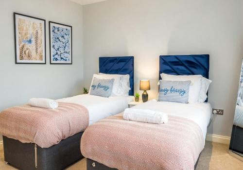 duas camas num quarto com azul e branco em Southern View 3 By My Getaways em Brighton & Hove