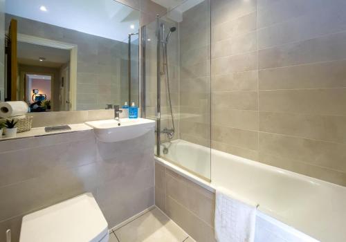 uma casa de banho com um chuveiro, um WC e um lavatório. em Southern View 3 By My Getaways em Brighton & Hove
