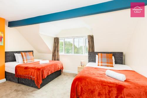 A bed or beds in a room at Birmingham Contractor Stays - 3 Bedroom Flat, 6 Beds plus Parking