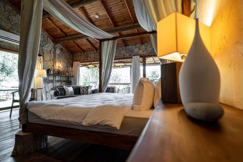 Een bed of bedden in een kamer bij Olympos Mountain Lodge
