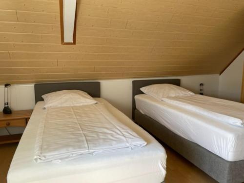 two beds sitting next to each other in a room at Landhaus Lindenbusch in Weseke