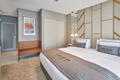 Una cama o camas en una habitación de THE HUBİ HOTEL