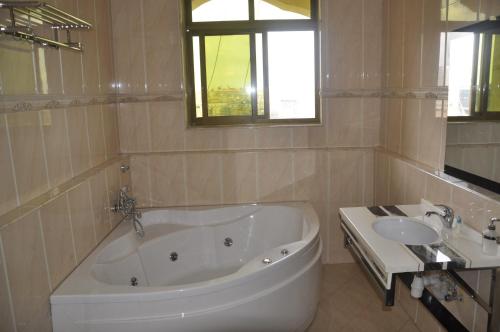 Kylpyhuone majoituspaikassa Biraj International Hotel