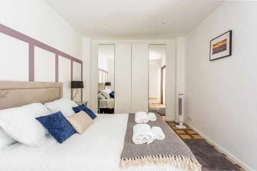 En eller flere senger på et rom på 180 Suite Eden, Luxury APT at Sacré Coeur
