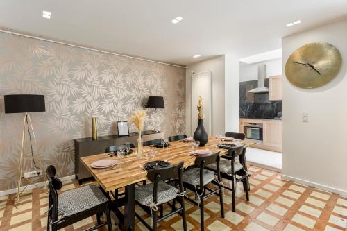 une salle à manger avec une table et des chaises dans l'établissement 180 Suite Eden, Luxury APT at Sacré Coeur, à Paris
