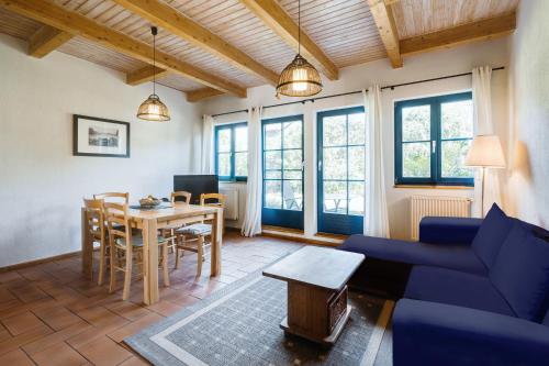 uma sala de estar com um sofá azul e uma mesa em 3-Raum Apartment bis 6 Pers 42 em Rankwitz