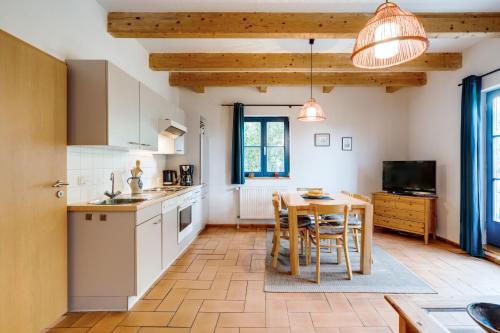 een keuken en eetkamer met een tafel en stoelen bij 4-Raum Apartment bis 6 Pers 21 in Rankwitz